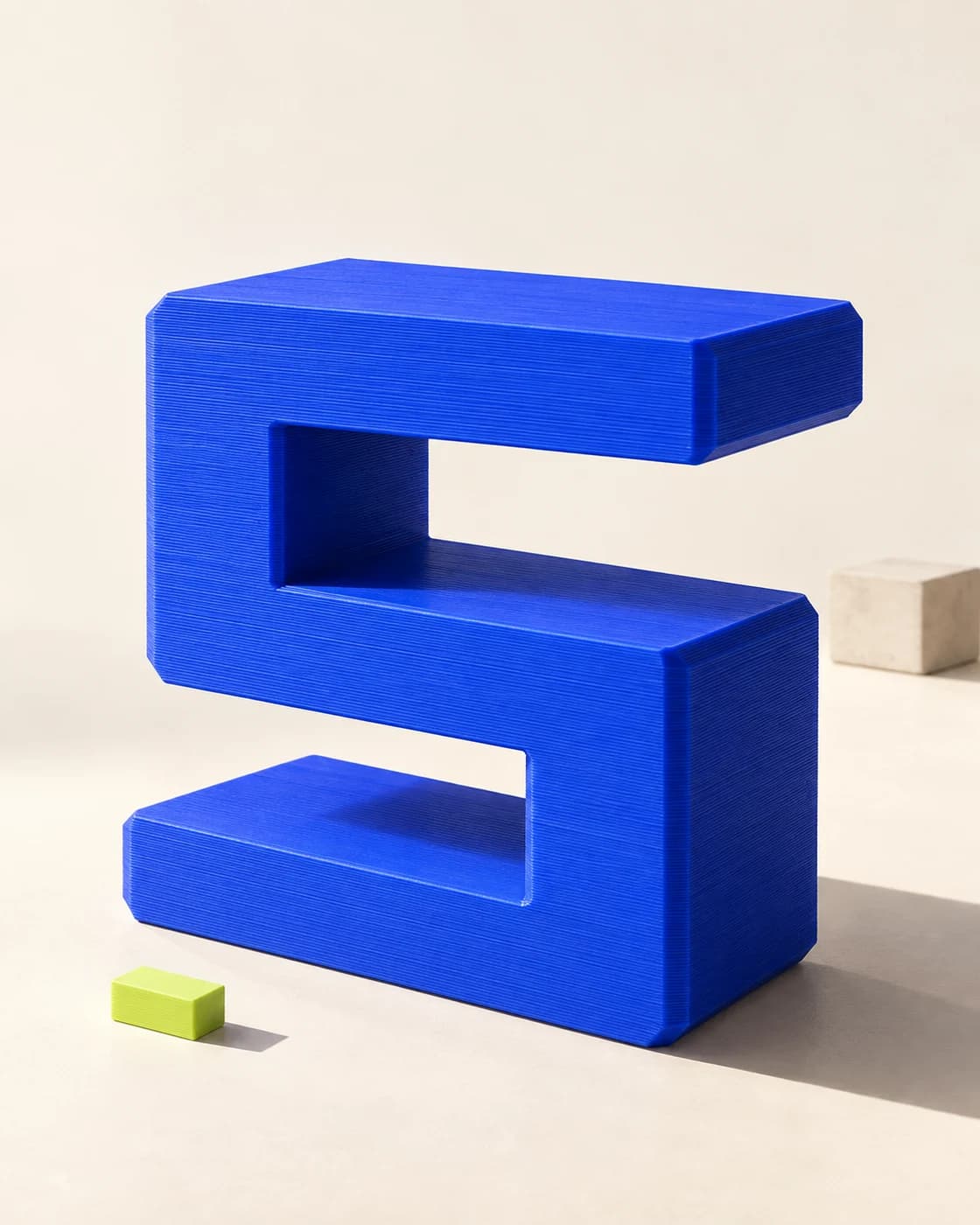 Sculptura albastră STRATUA, cu textură în straturi și accent lime — ilustrație de brand